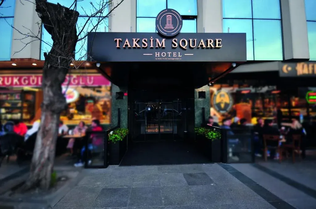 ورودی هتل تکسیم اسکوئر